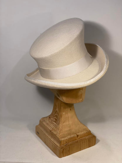 Chapeau haut-de-forme asymétrique