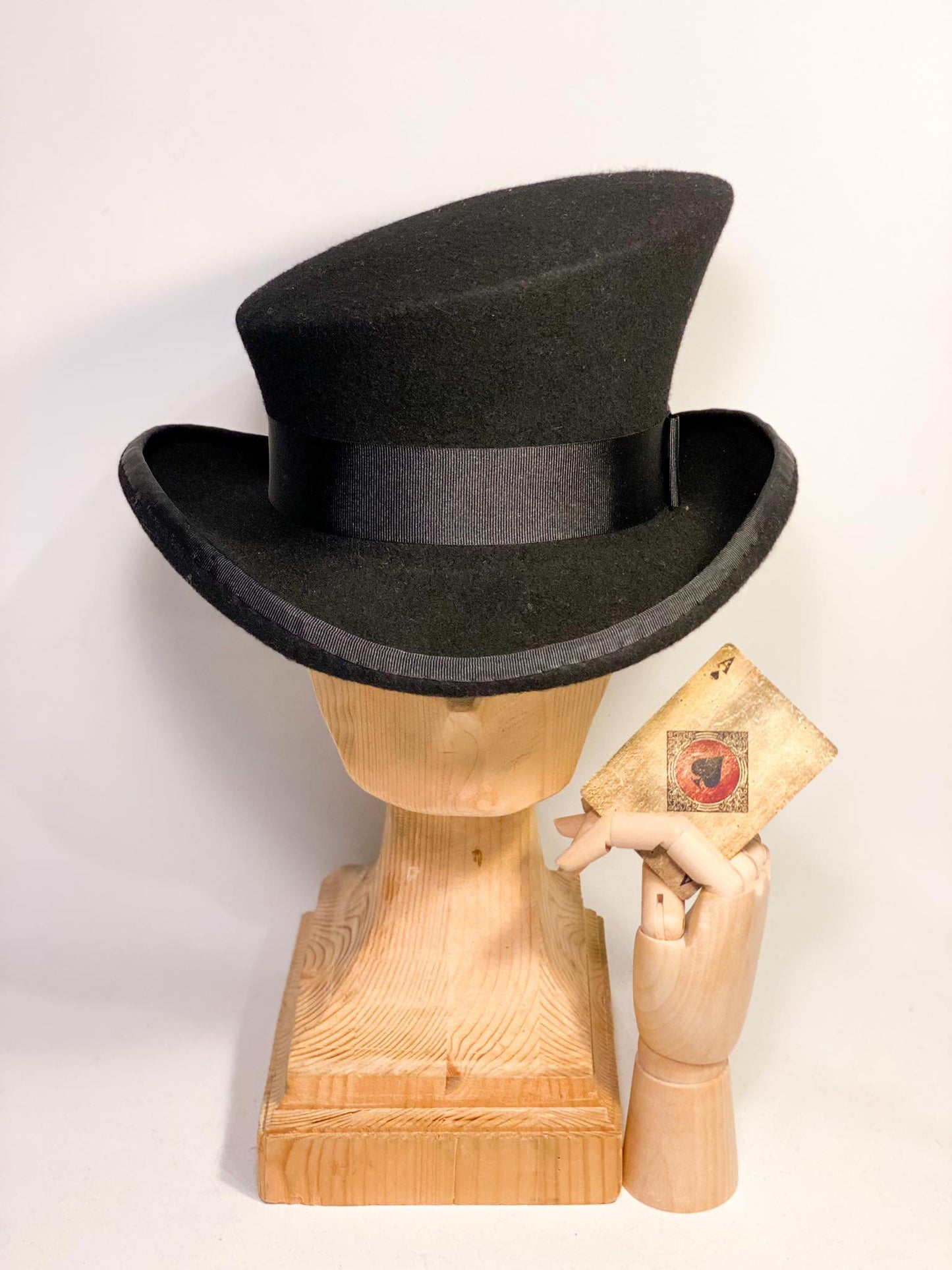 Chapeau haut-de-forme asymétrique