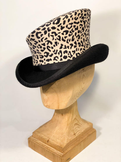 Chapeau haut-de-forme asymétrique