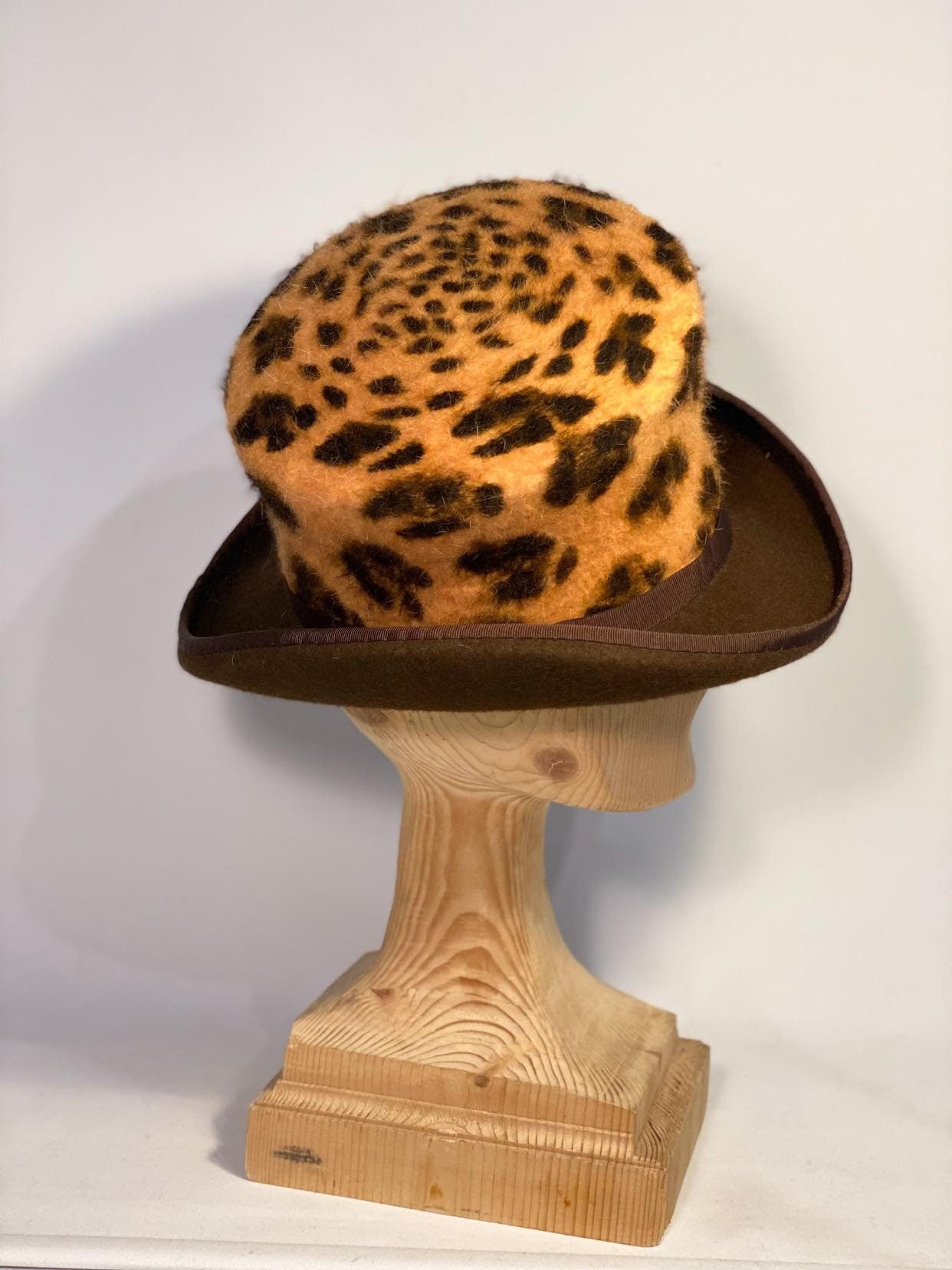 Chapeau haut-de-forme asymétrique