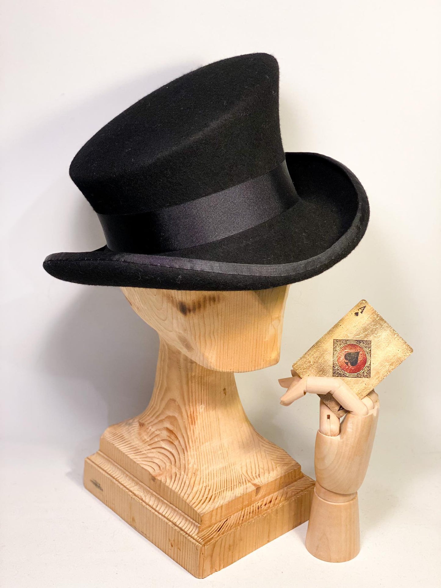 Chapeau haut-de-forme asymétrique
