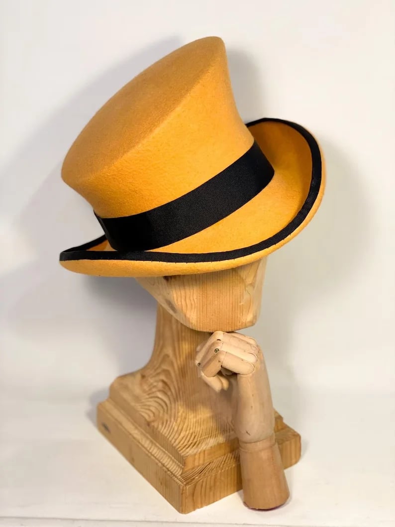 Chapeau haut-de-forme asymétrique