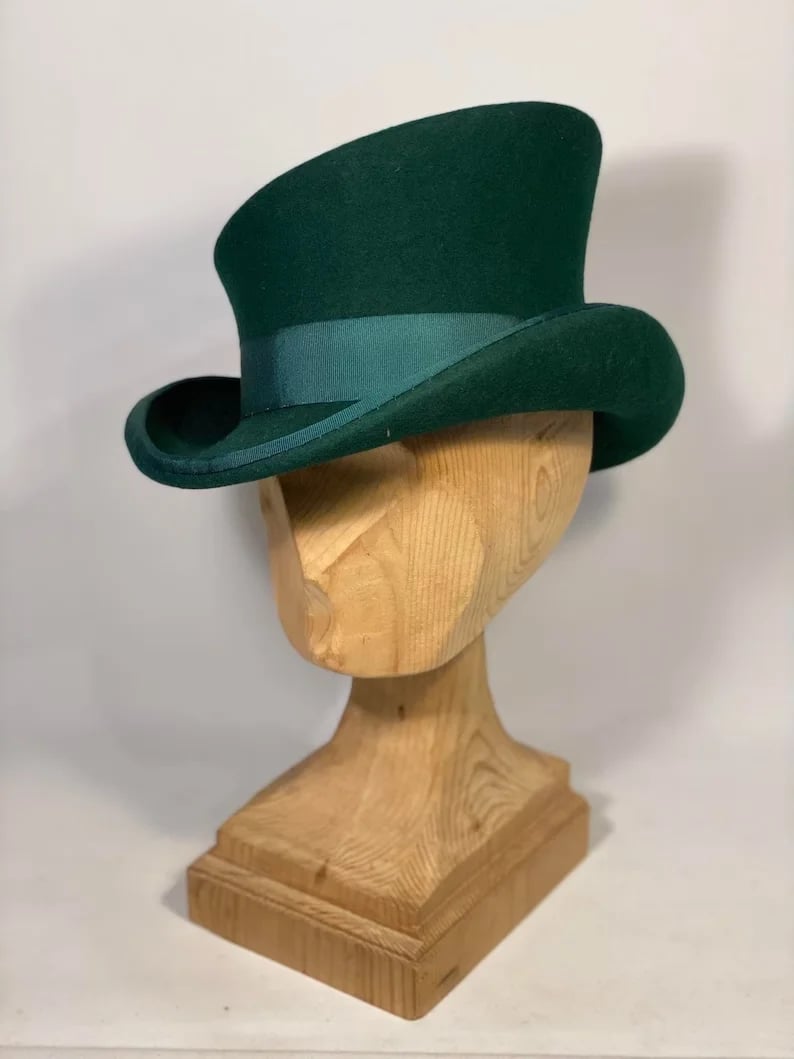 Chapeau haut-de-forme asymétrique