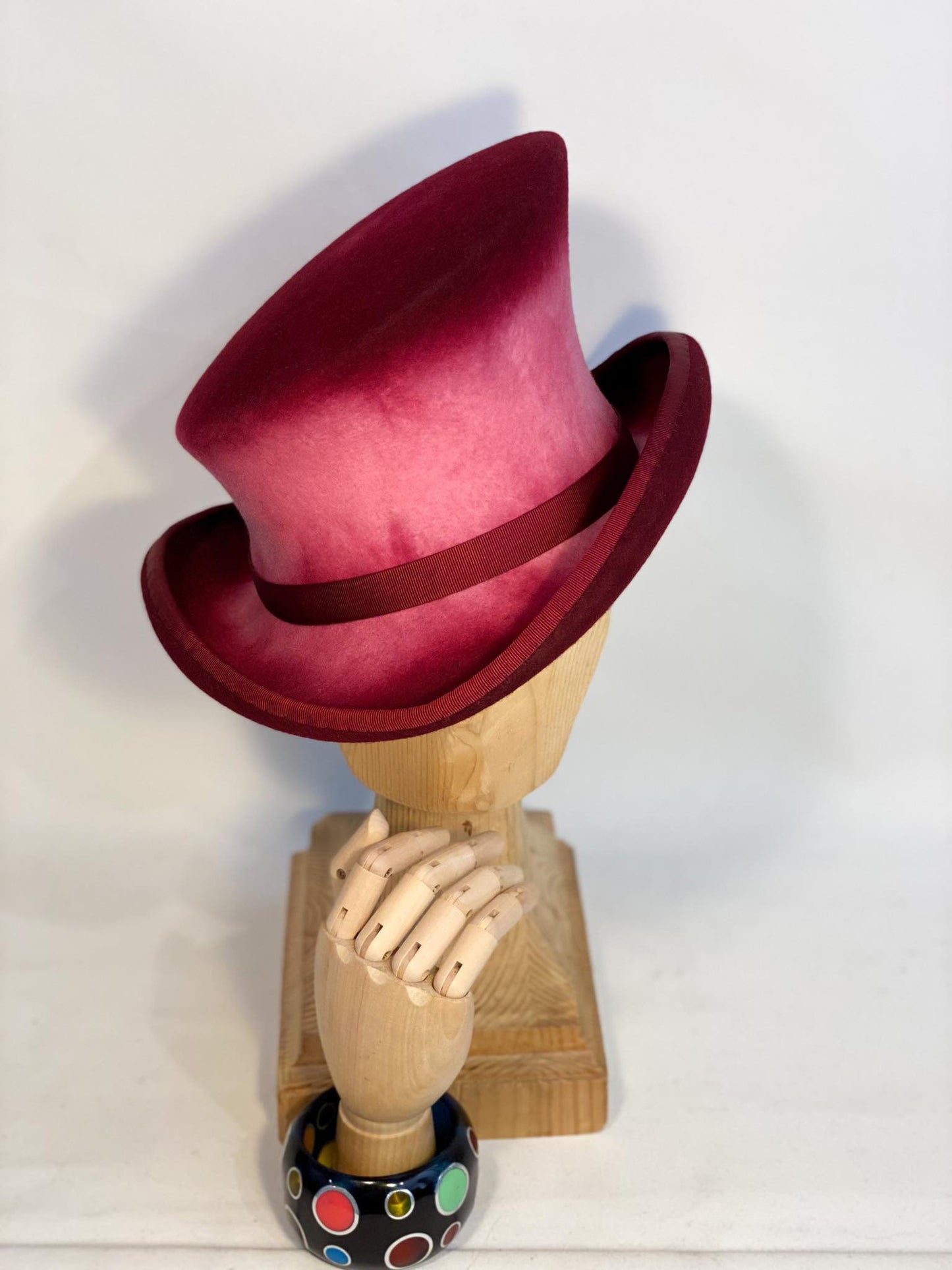 Chapeau haut-de-forme asymétrique