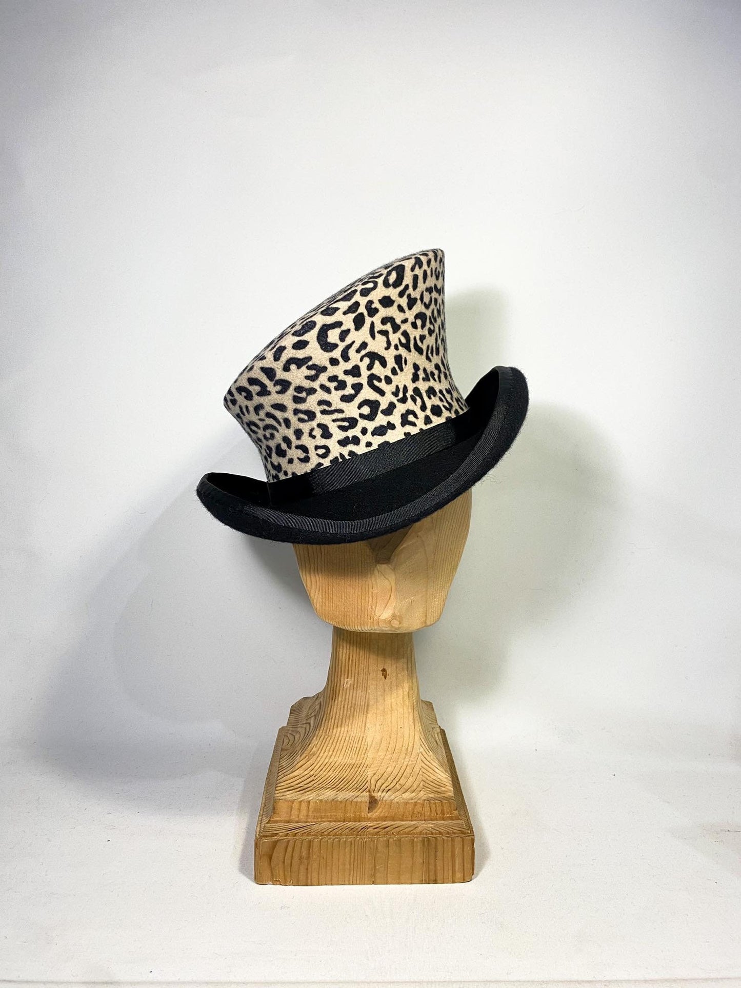 Chapeau haut-de-forme asymétrique
