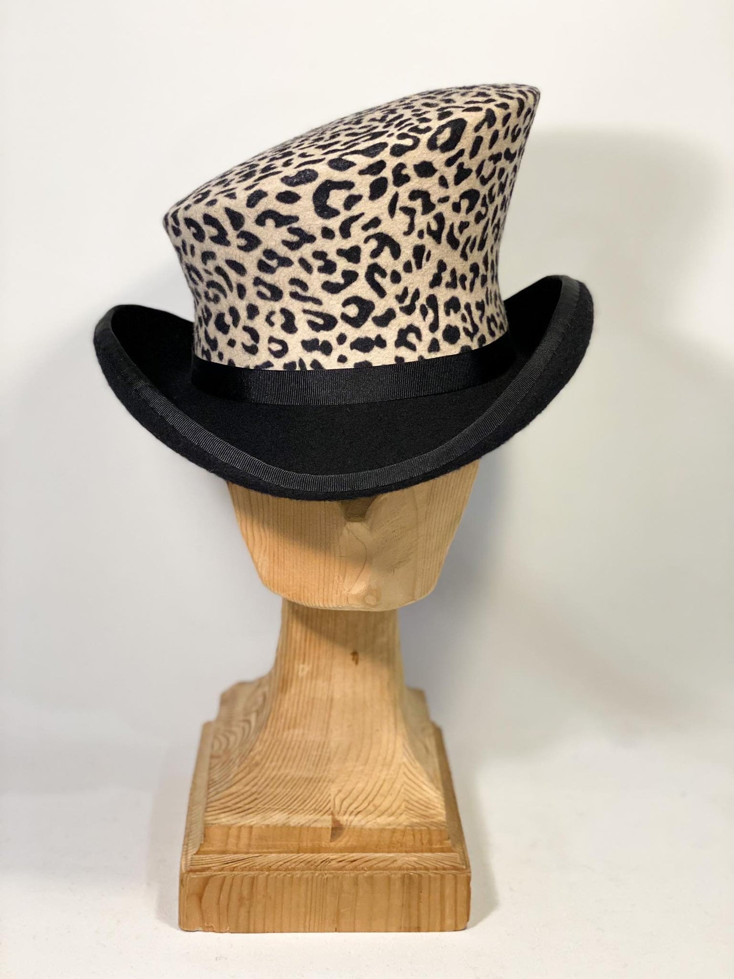 Chapeau haut-de-forme asymétrique