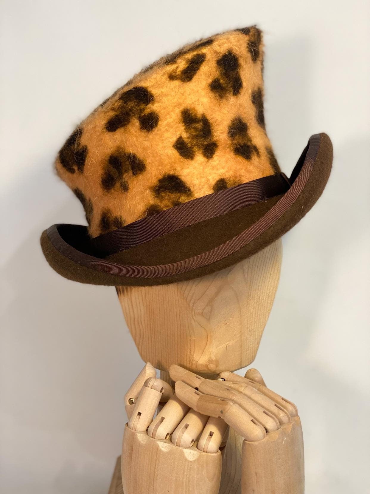 Chapeau haut-de-forme asymétrique
