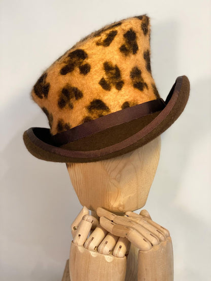 Chapeau haut-de-forme asymétrique