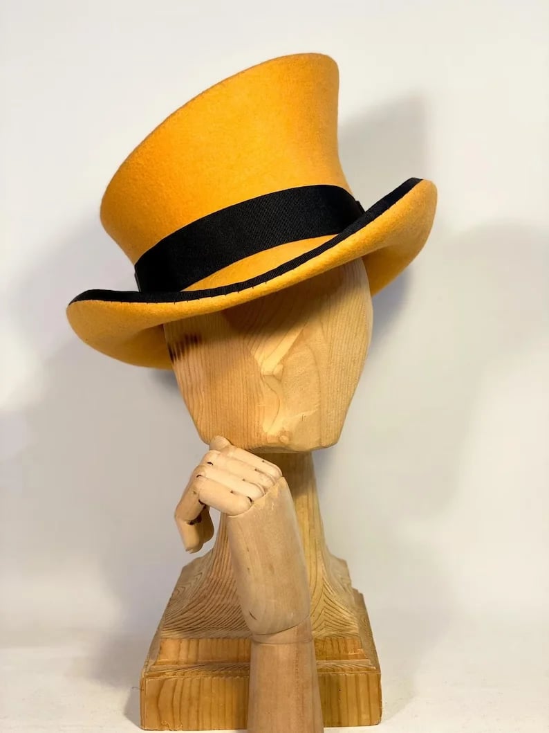 Chapeau haut-de-forme asymétrique