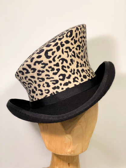 Chapeau haut-de-forme asymétrique