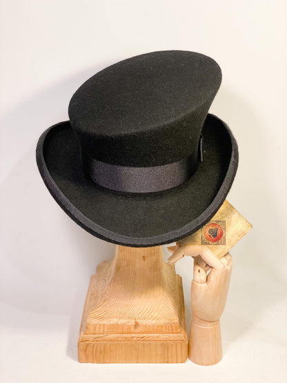 Chapeau haut-de-forme asymétrique