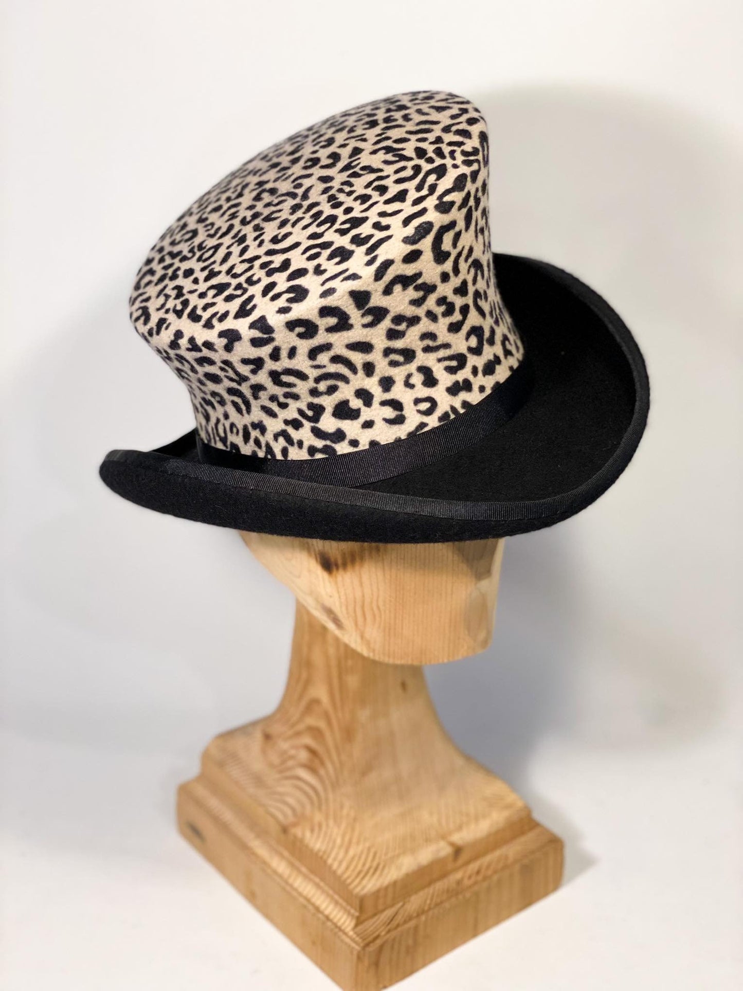 Chapeau haut-de-forme asymétrique