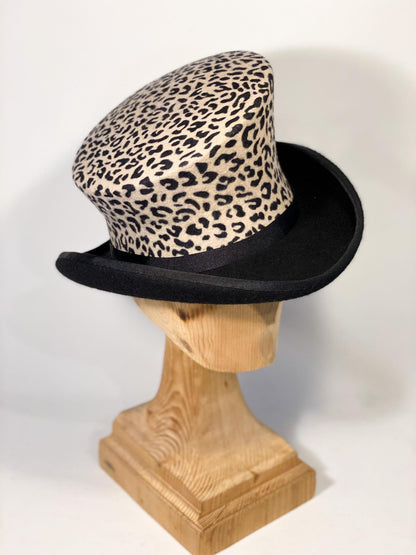 Chapeau haut-de-forme asymétrique