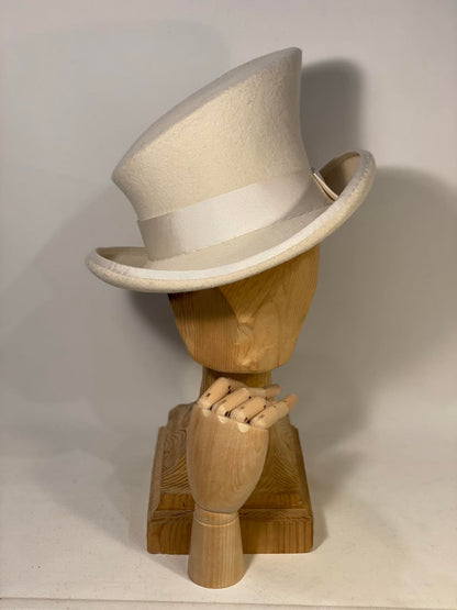 Chapeau haut-de-forme asymétrique