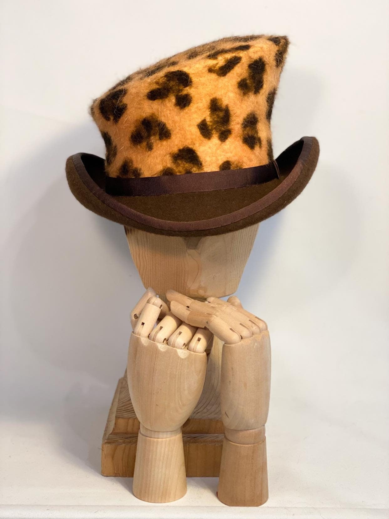 Chapeau haut-de-forme asymétrique