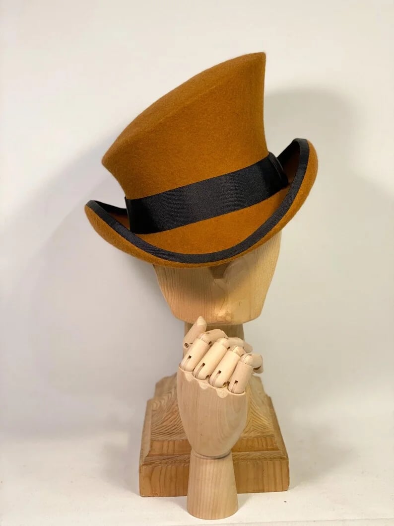 Chapeau haut-de-forme asymétrique