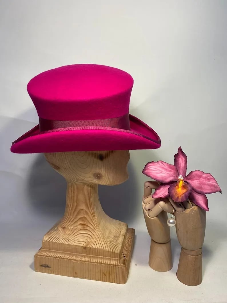 Chapeau haut-de-forme asymétrique