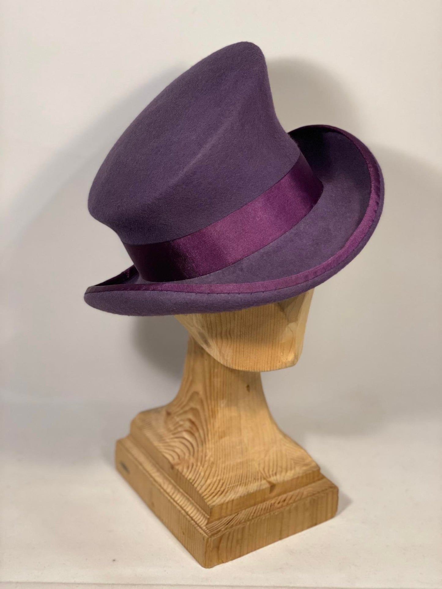 Chapeau haut-de-forme asymétrique