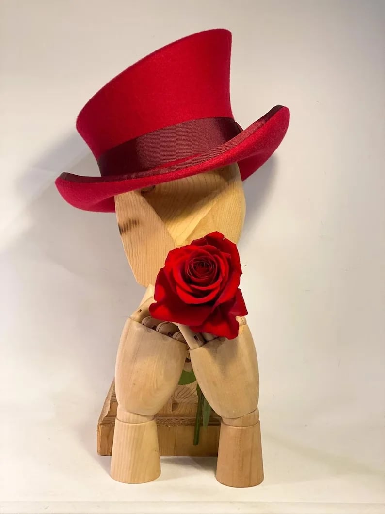 Chapeau haut-de-forme asymétrique