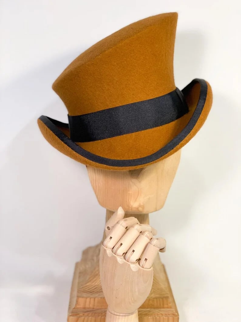 Chapeau haut-de-forme asymétrique