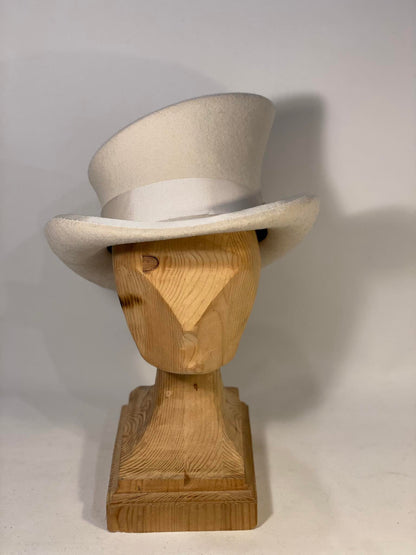 Chapeau haut-de-forme asymétrique