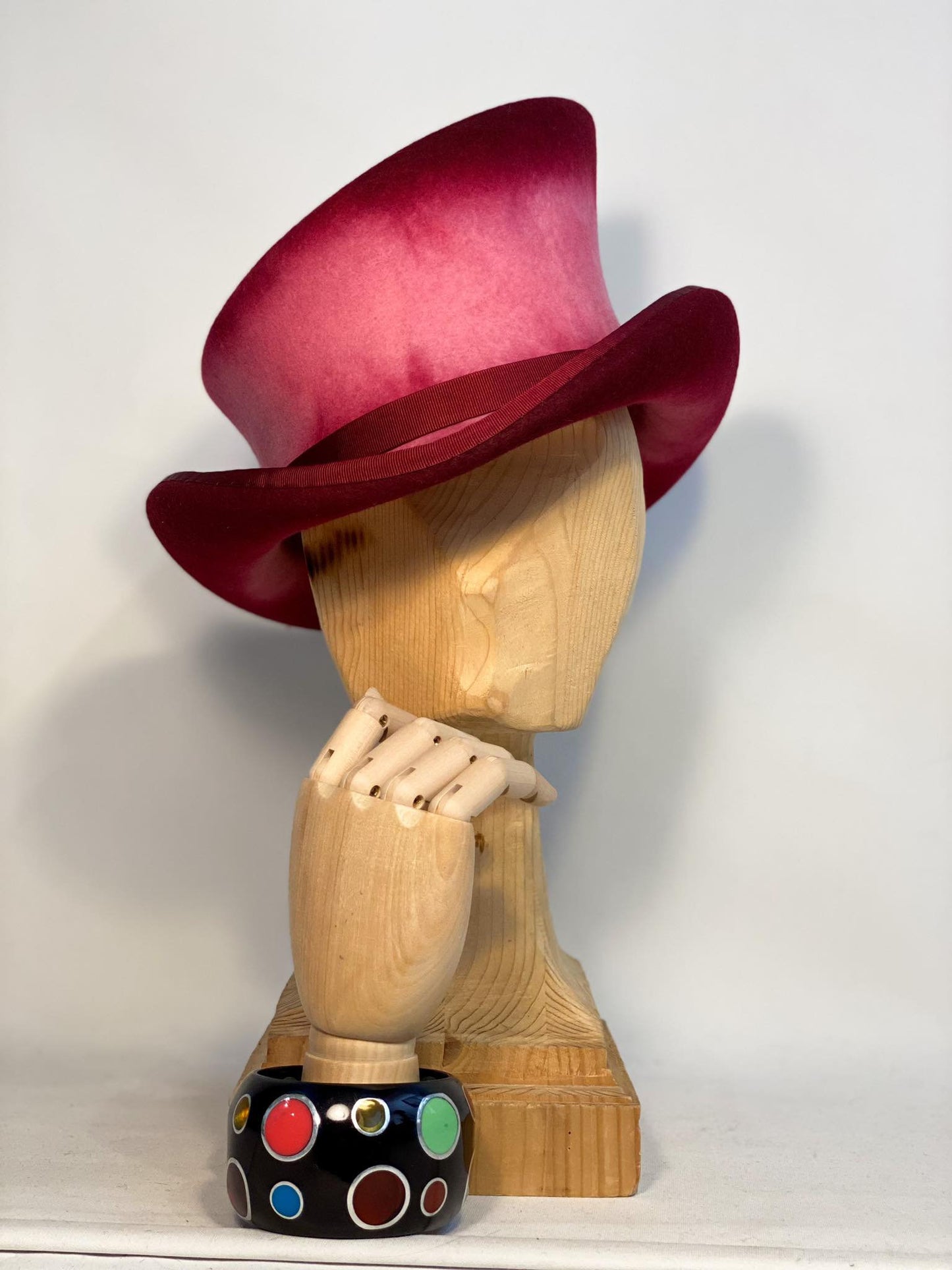 Chapeau haut-de-forme asymétrique