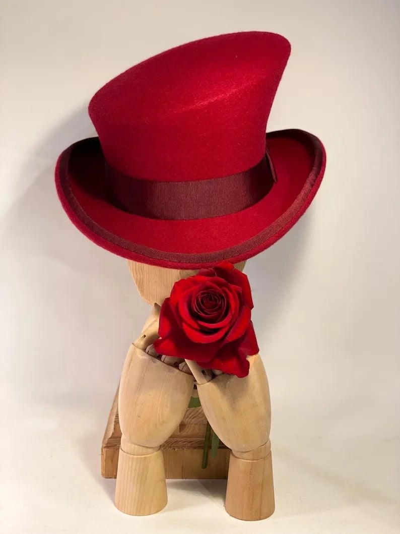 Chapeau haut-de-forme asymétrique