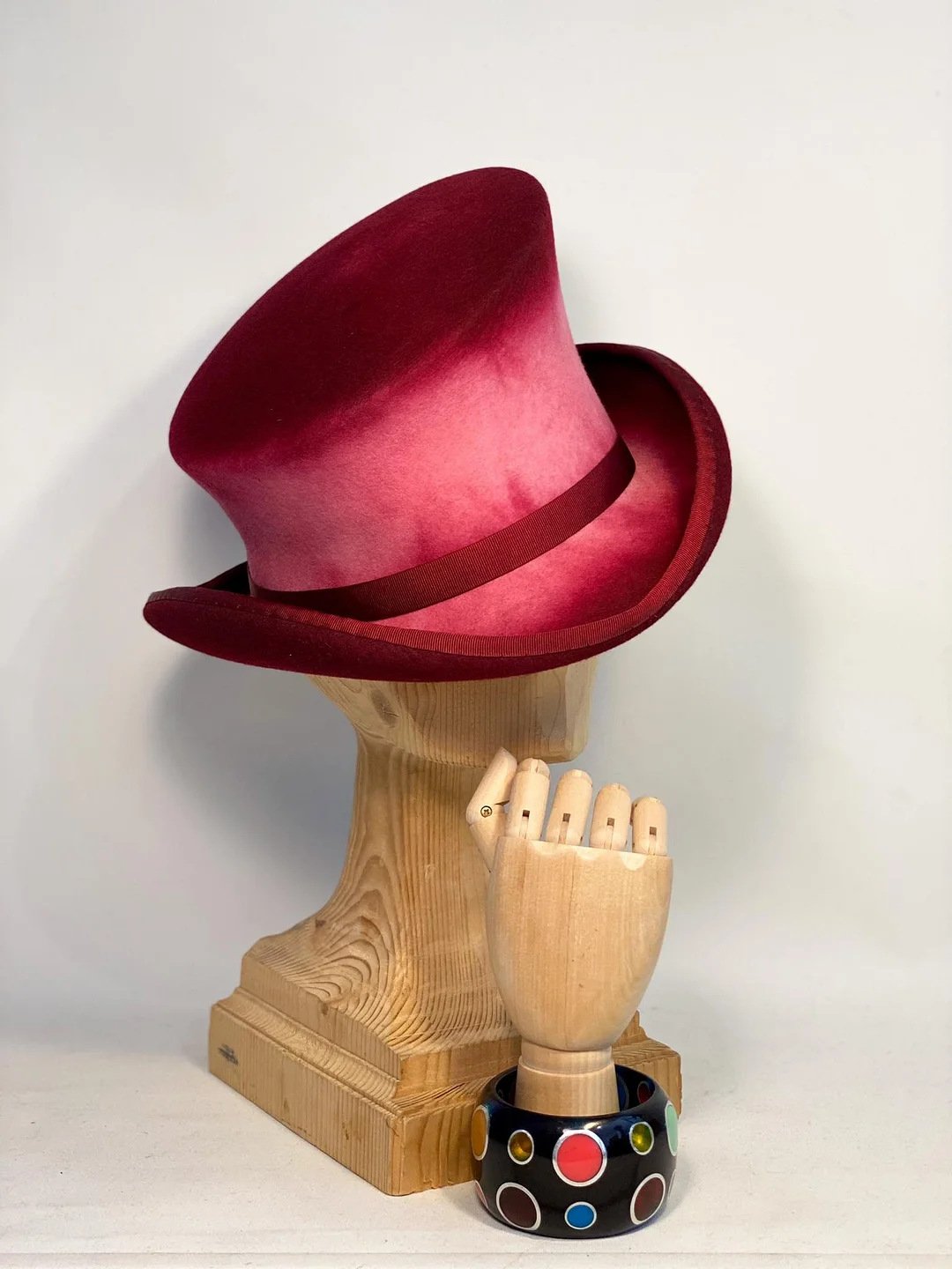 Chapeau haut-de-forme asymétrique