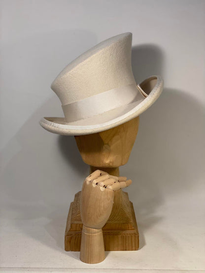 Chapeau haut-de-forme asymétrique