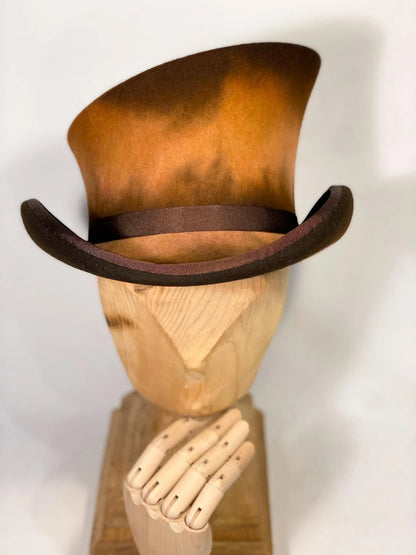 Chapeau haut-de-forme asymétrique