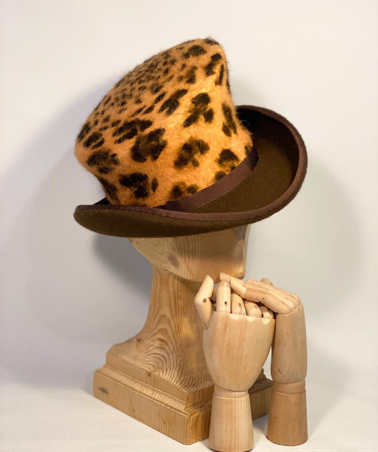 Chapeau haut-de-forme asymétrique