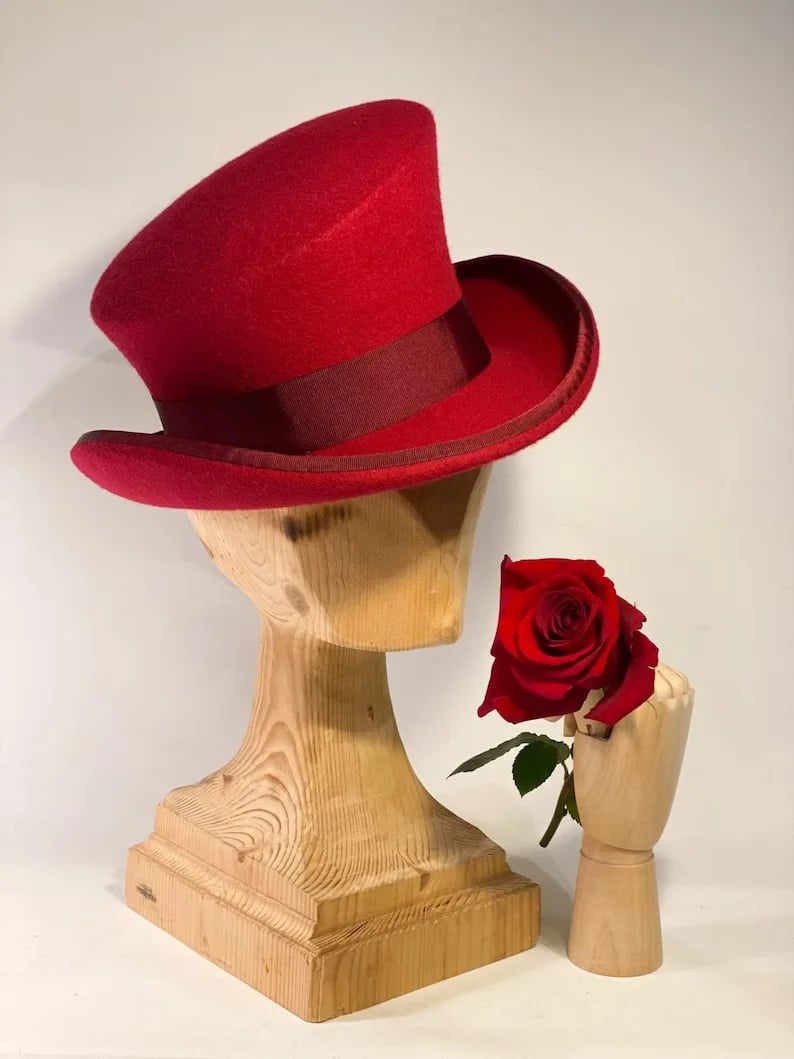 Chapeau haut-de-forme asymétrique