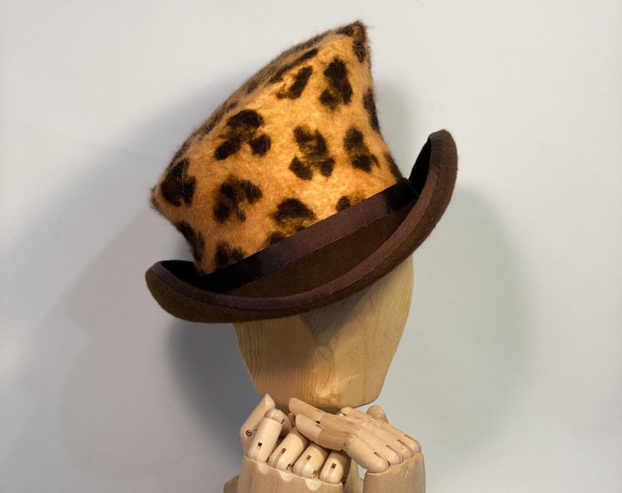 Chapeau haut-de-forme asymétrique