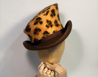 Chapeau haut-de-forme asymétrique