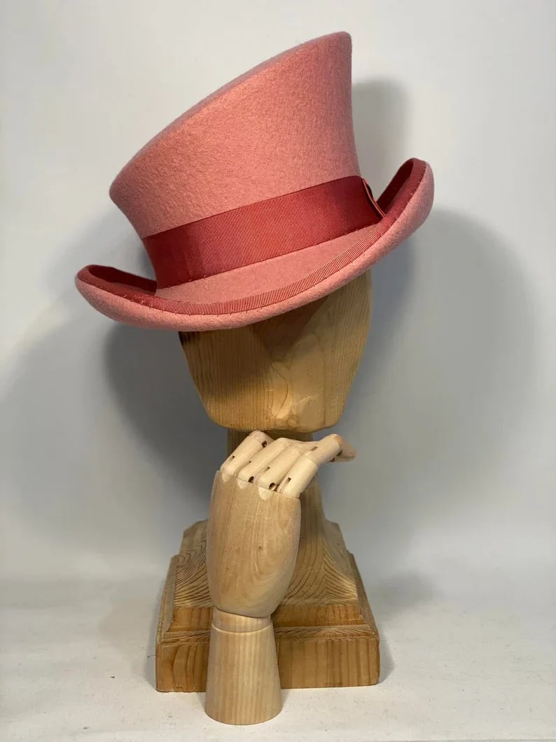 Chapeau haut-de-forme asymétrique