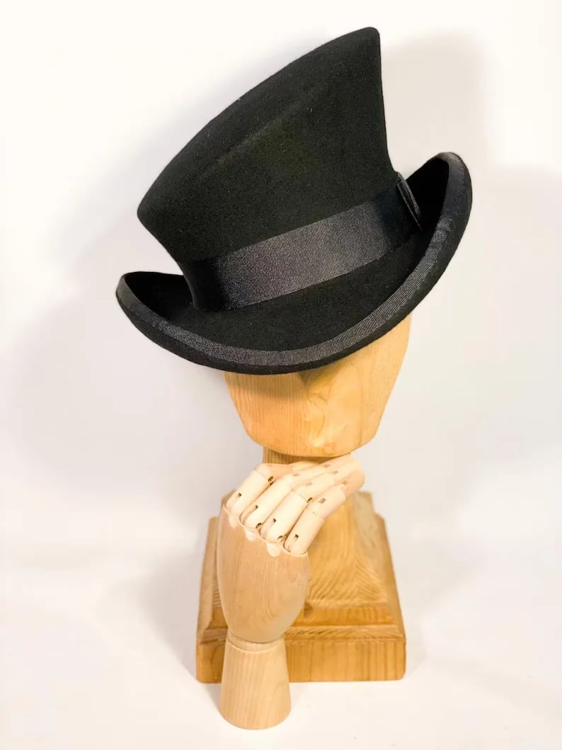 Chapeau haut-de-forme asymétrique