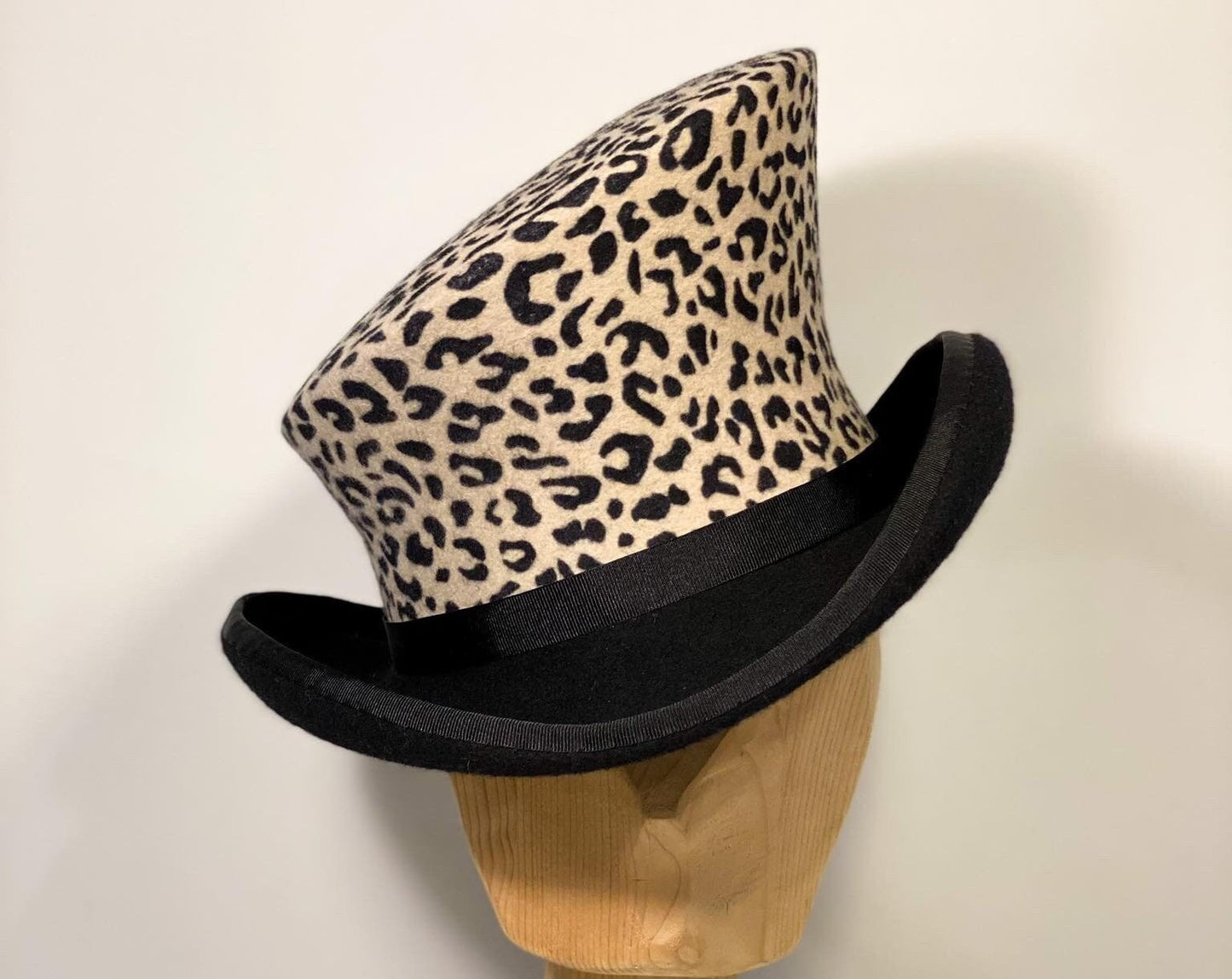 Chapeau haut-de-forme asymétrique