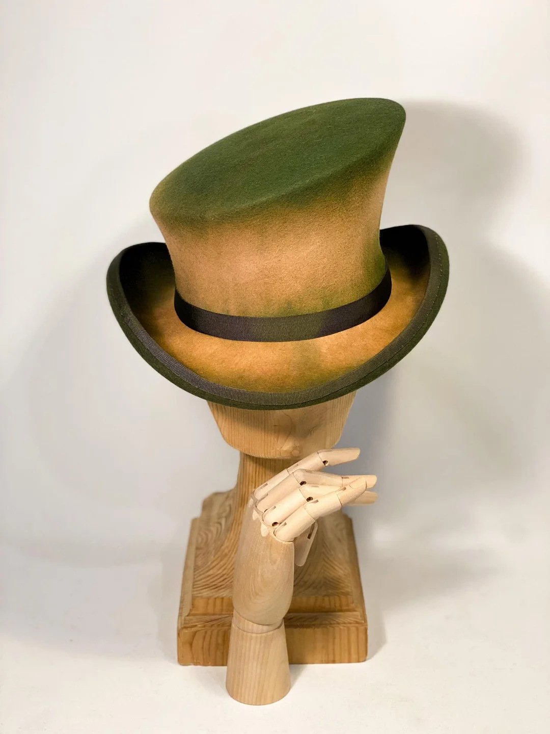 Chapeau haut-de-forme asymétrique