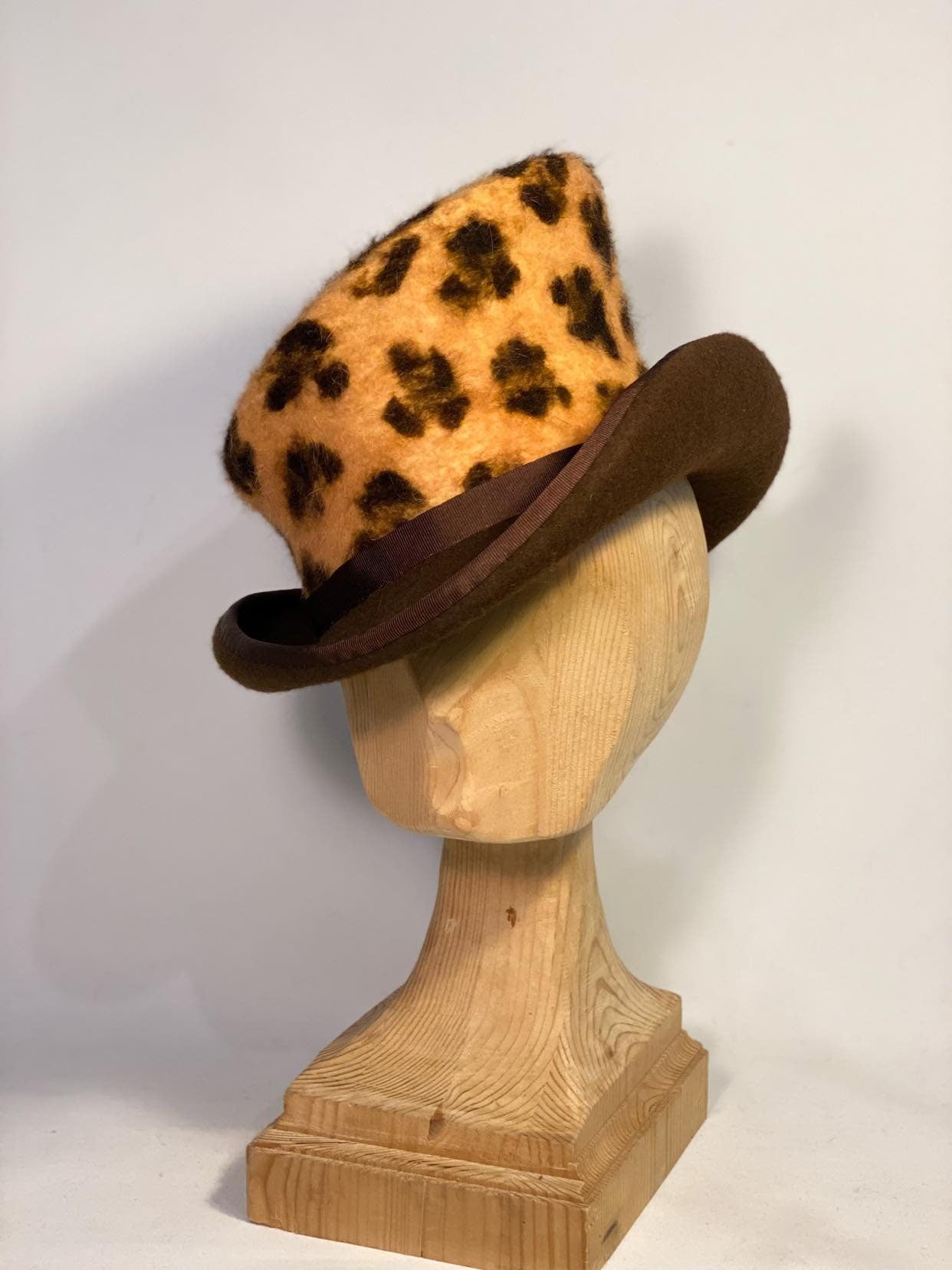 Chapeau haut-de-forme asymétrique